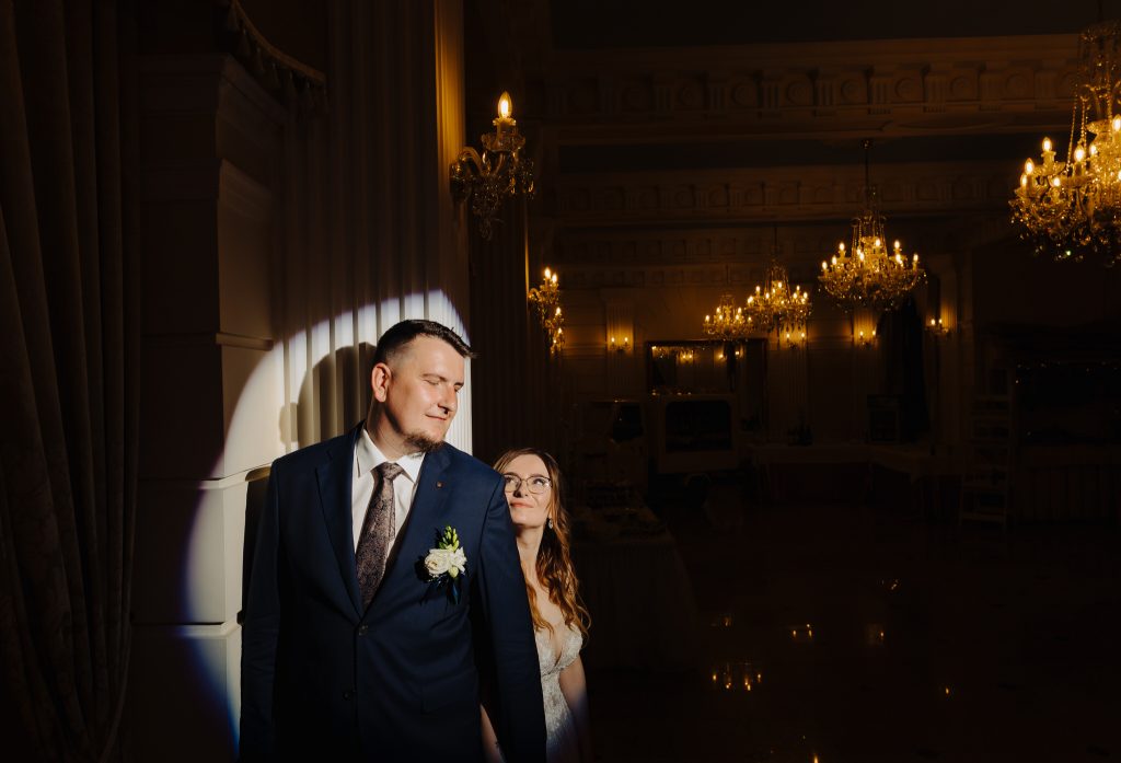 Portret pary młodej w ciemnym wnętrzu oświetlony lampą błyskową